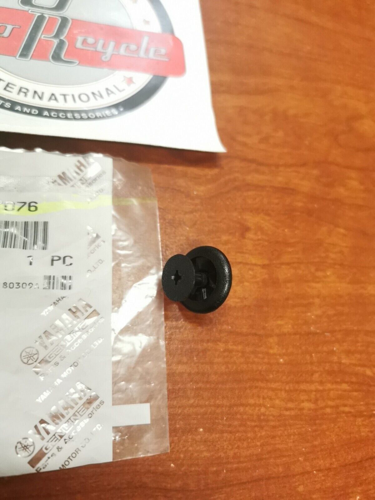 NOS Yamaha FJ09 MTT9 XVZ13 XVZ1300 YZFR6 FJR1300 RIVET 90269-07076-00 Y81