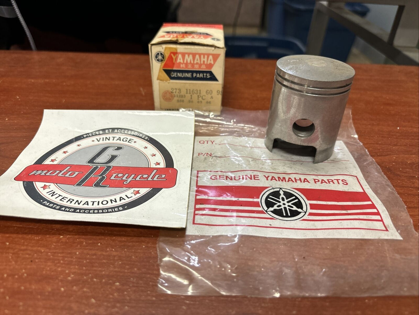 NOS Yamaha PISTON 50.25MM 273-11631-60-98 SUB 273-11631-60-97 Y176