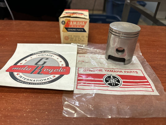 NOS Yamaha PISTON 50.25MM 273-11631-60-98 SUB 273-11631-60-97 Y176