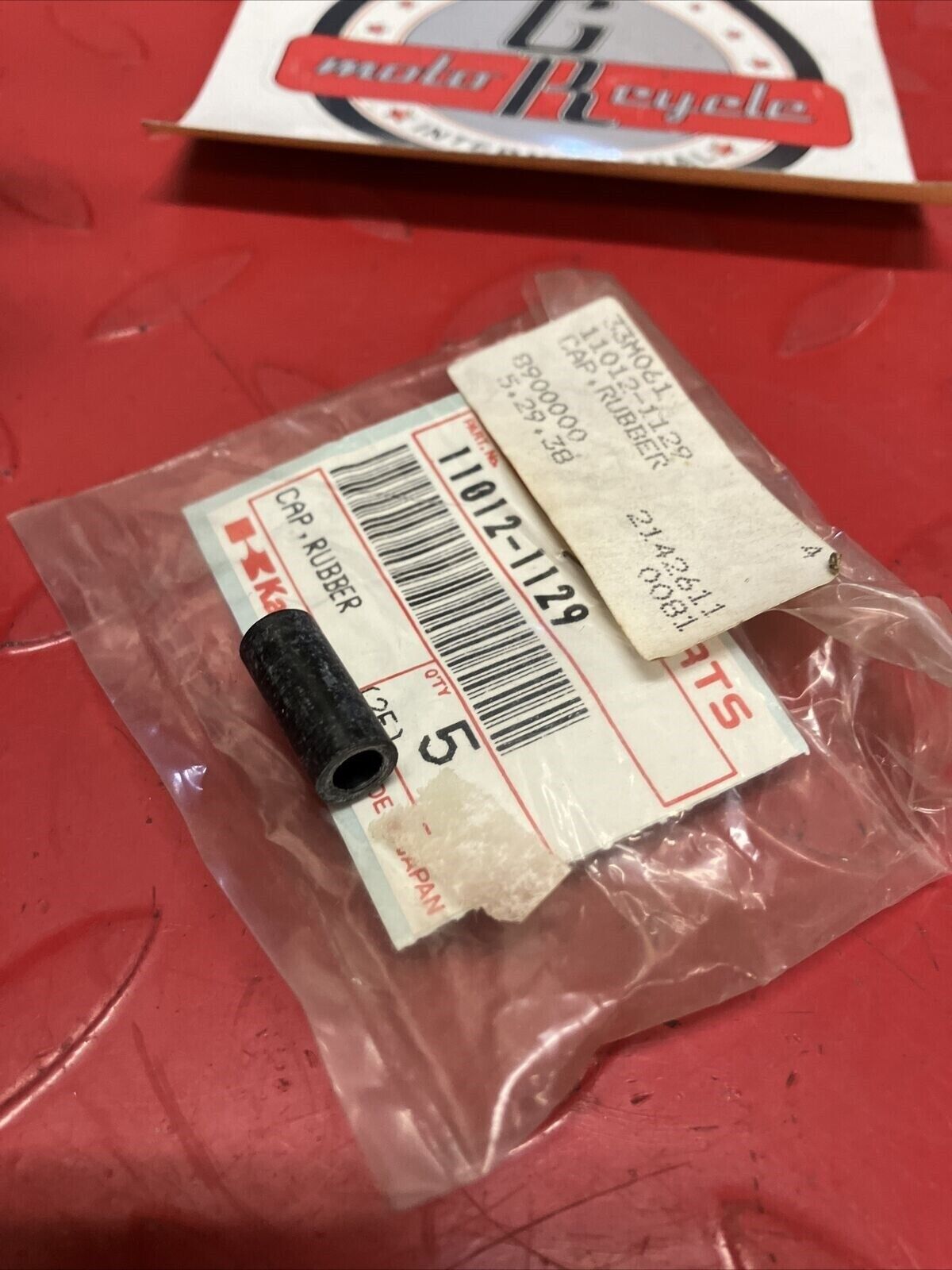 NOS KAWASAKI CARBURETOR RUBBER CAP 11012-1129 K17