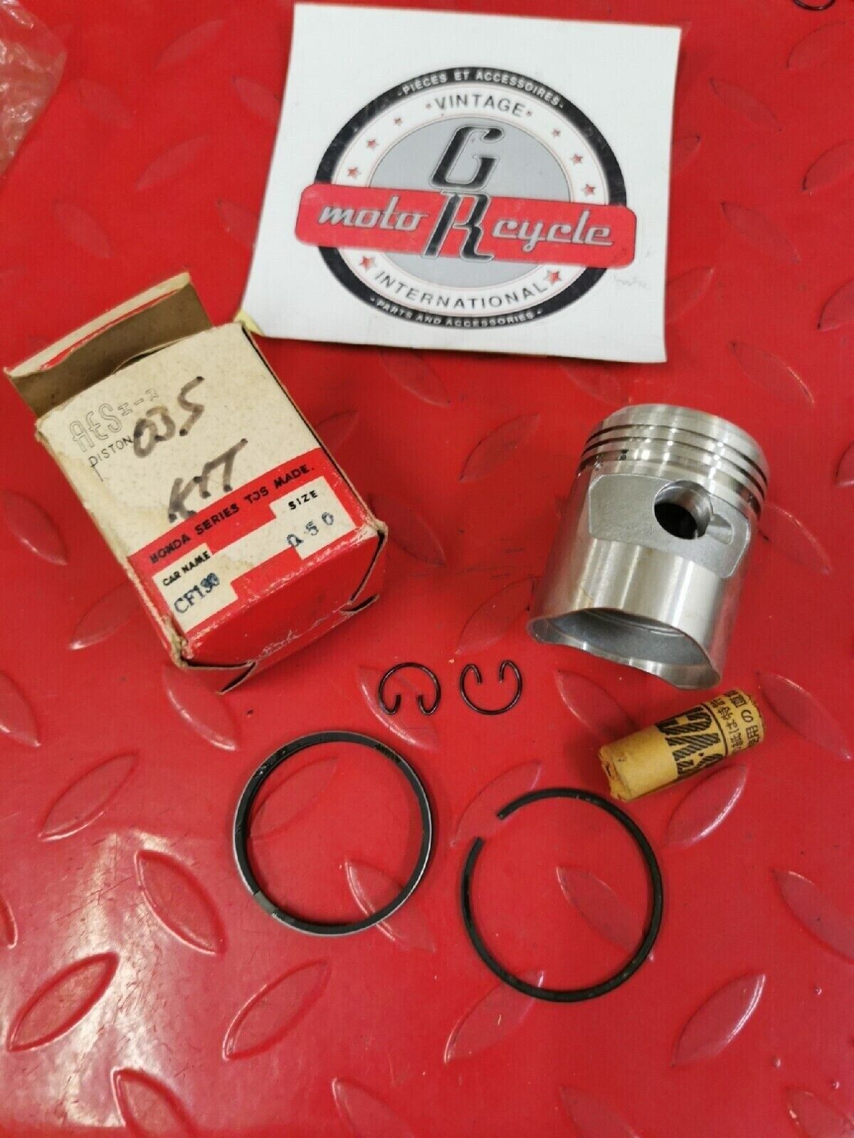 NOS HONDA S65  PISTON OS 0.50 KIT  13103-035-010 H40