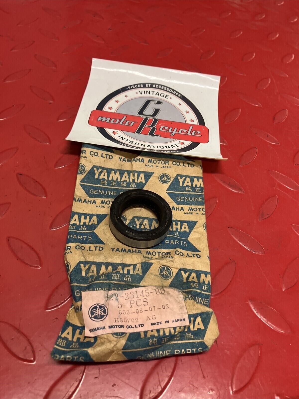 NOS YAMAHA FRONT FORK OIL SEAL 122-23145-00-00 SUB BY 93110-27010-00 Y62