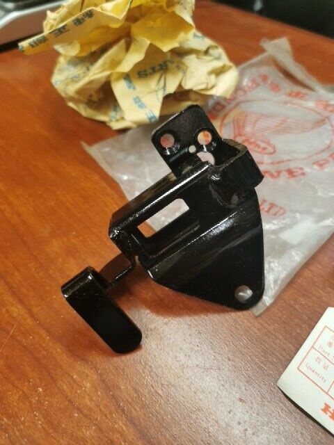NOS Honda CB500 K0 P SEAT CATCH PLATE 77234-323-030 H78