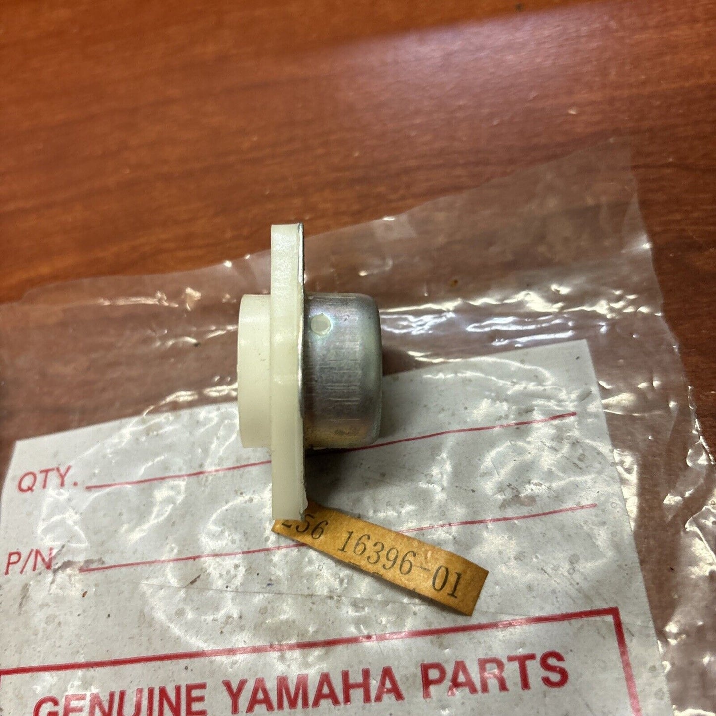 NOS Yamaha RD250 RD350 PUSH SCREW HOUSING 256-16396-01 SUB 371-16396-00-00 Y173