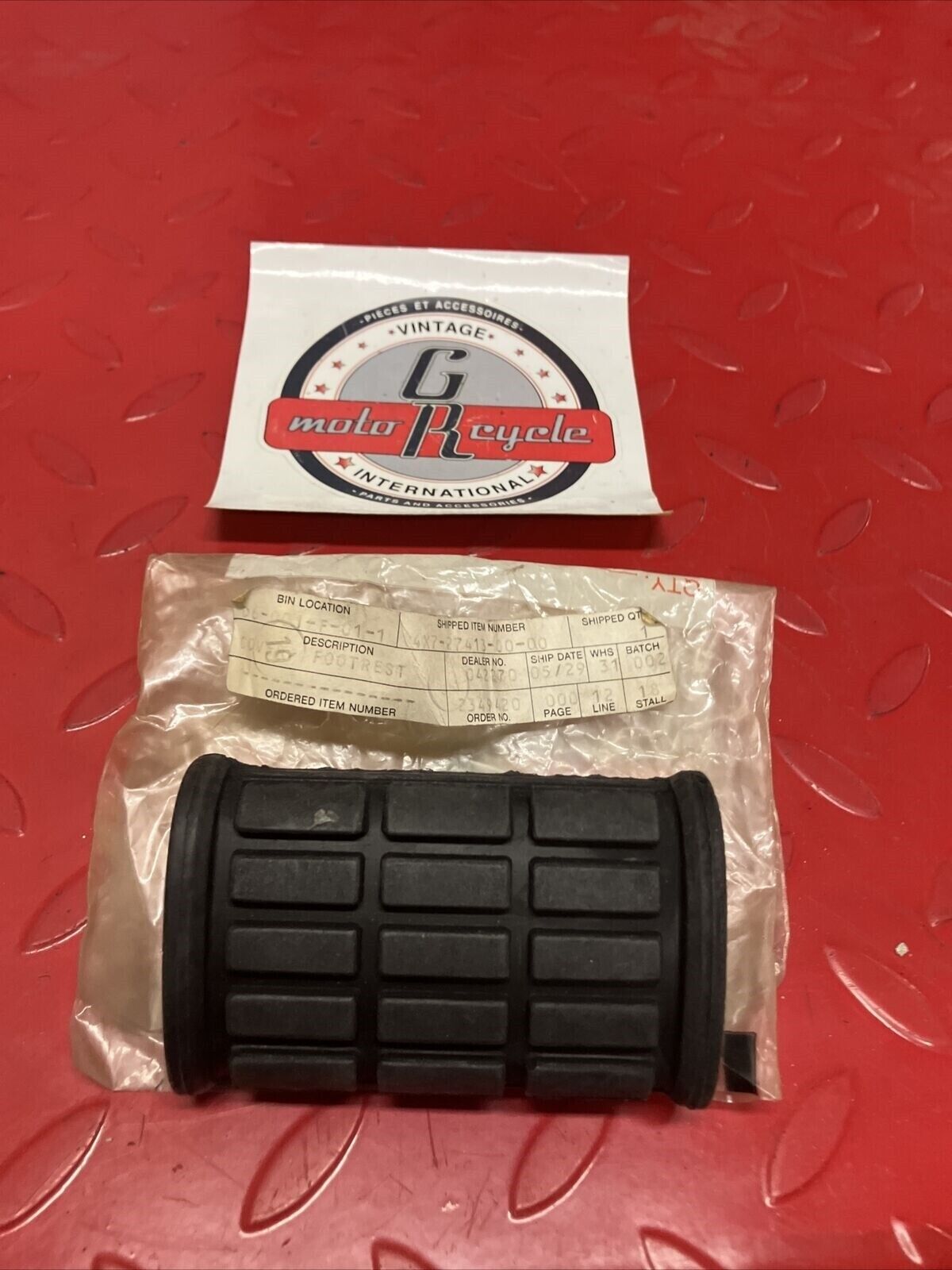 NOS YAMAHA FOOTREST COVER 4X7-27413-00-00 Y65