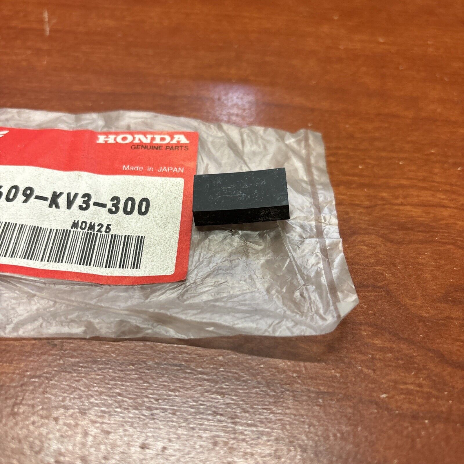 NOS Honda CB250F CB600F CB900F CBR600F SIDE COVER RUBBER 83609-KV3-300 H166