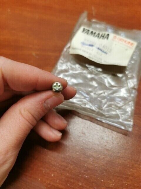 NOS Yamaha PAN HEAD SCREW 98501-04012-00 SUB 98511-04012-00 98517-04012-00 Y127