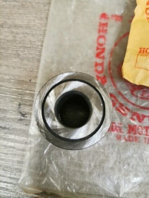 NOS HONDA  C77 C78 C72 CA72 1960 - 1964 BUSH 14MM 23931-259-010 H77