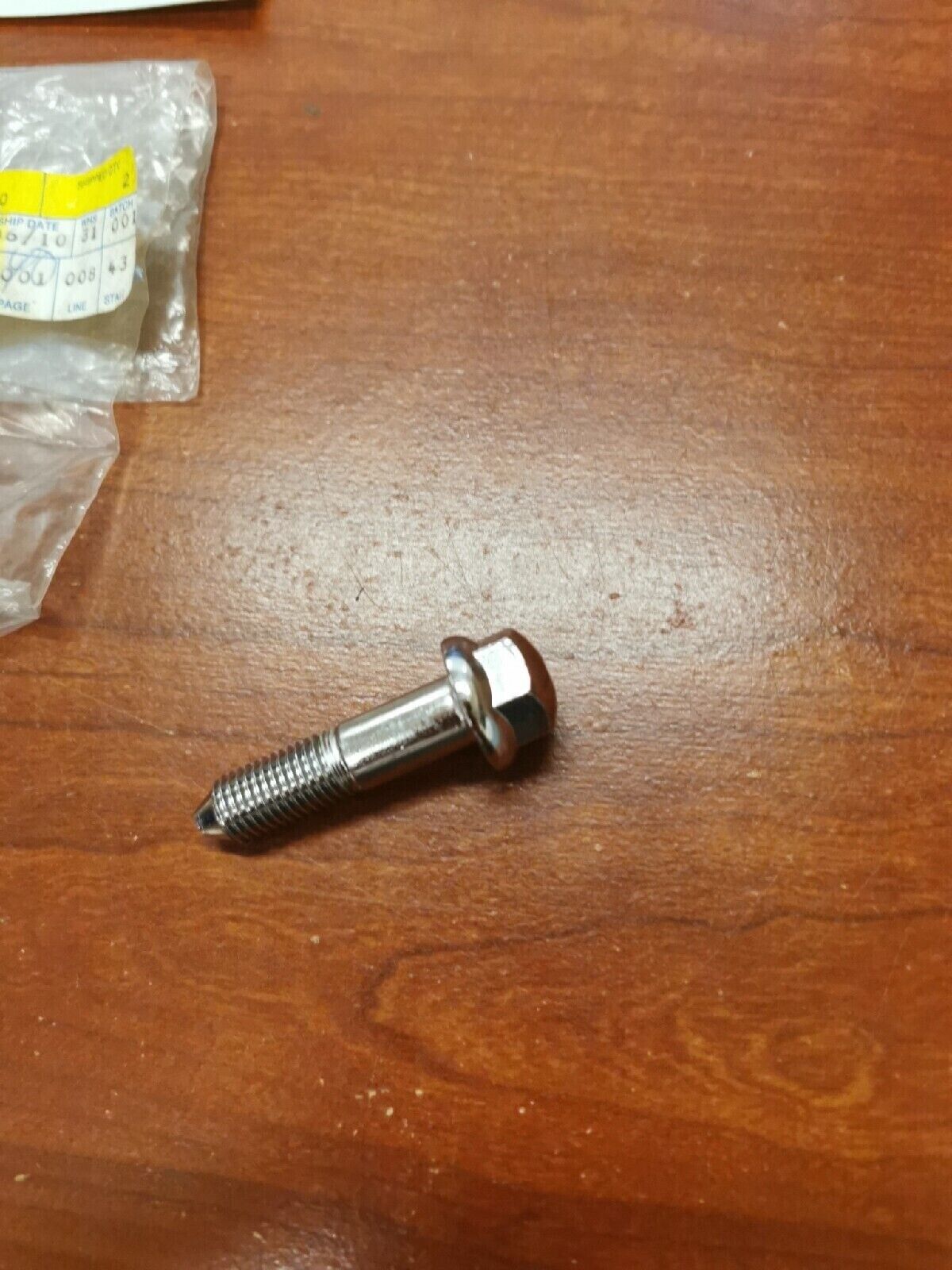 NOS Yamaha XVZ1200 WASHER BASED BOLT 90105-10270-00 Y68