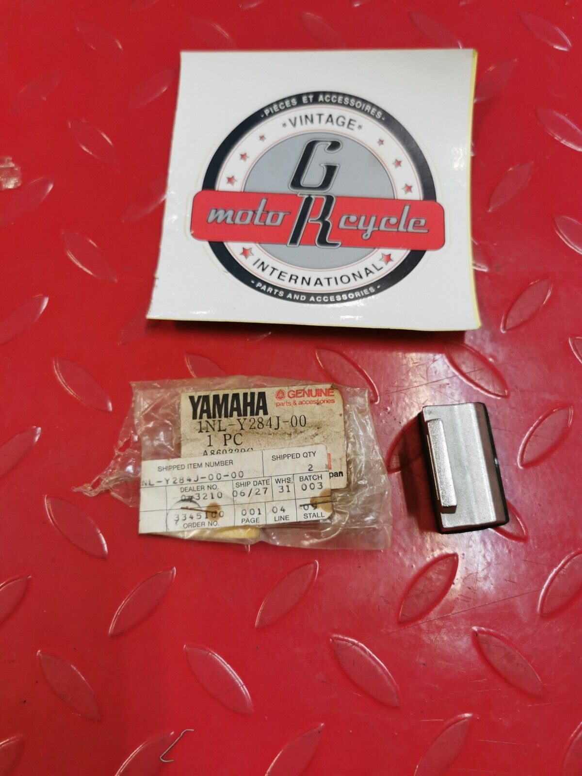 NOS YAMAHA XVZ13 XVZ12 1986 - 1993 PLATE rubber 1 1NL-Y284J-00-00 Y30