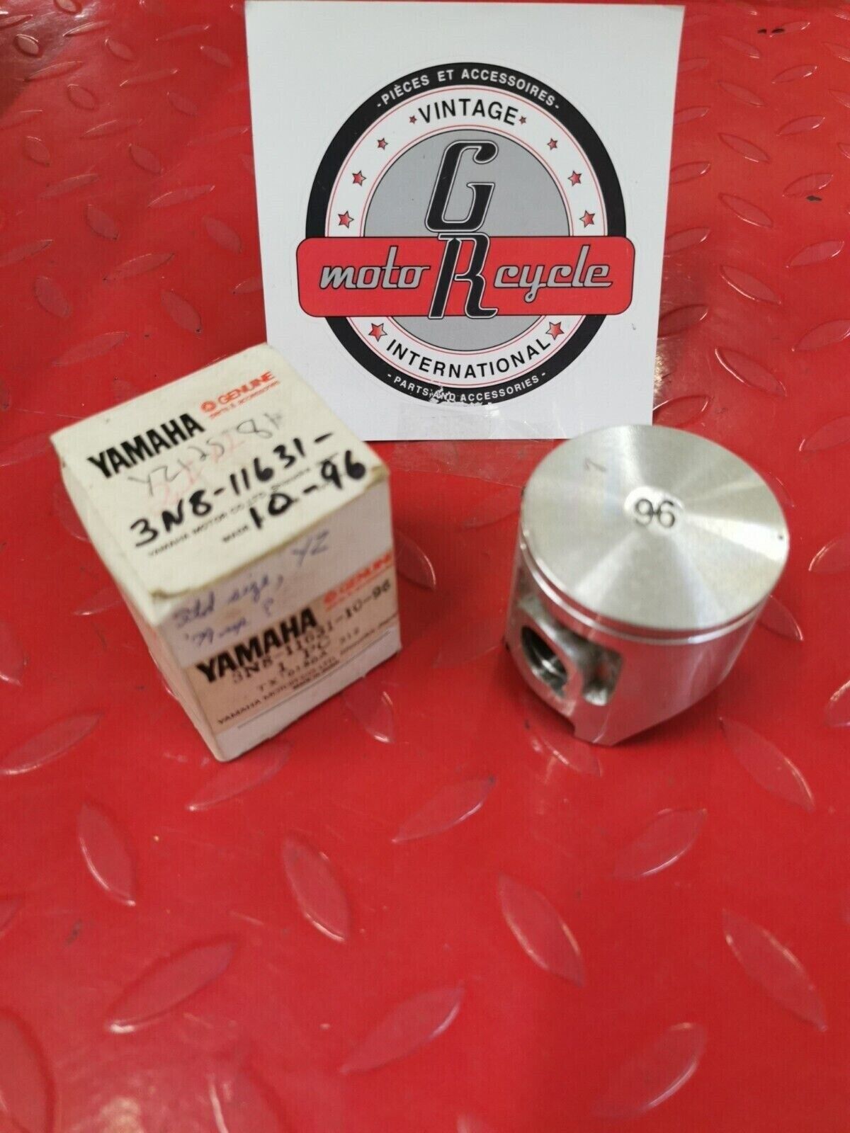 NOS YAMAHA YZ125  1981  PISTON STD     3N8-11631-10-96   Y50