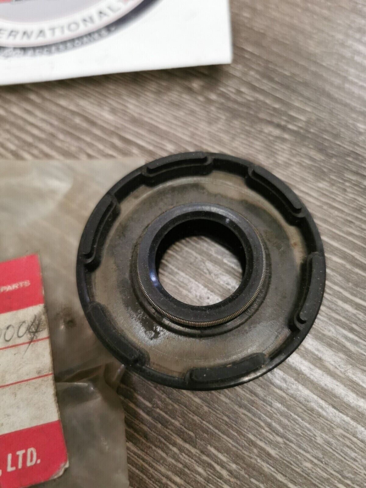 NOS SUZUKI  T90 T125 OIL SEAL MIDDLE CRANKSHAFT  09289-20004 S24