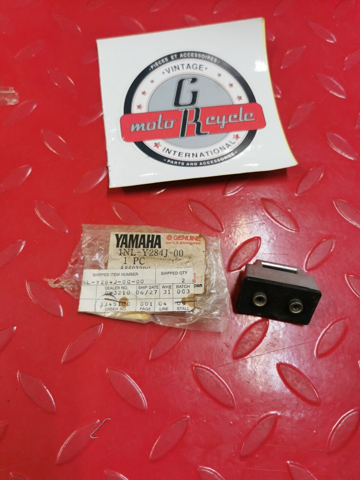 NOS YAMAHA XVZ13 XVZ12 1986 - 1993 PLATE rubber 1 1NL-Y284J-00-00 Y30