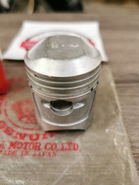 NOS HONDA C115 PISTON 1.00 13105-016-000 H77