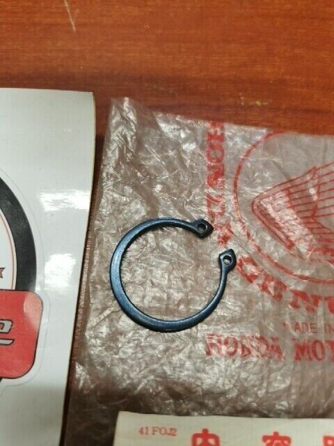 NOS Honda CB250 CBR125R CL250 FL400R GL1100 CIRCLIP (OUTER) 28MM 94510-28000 H71