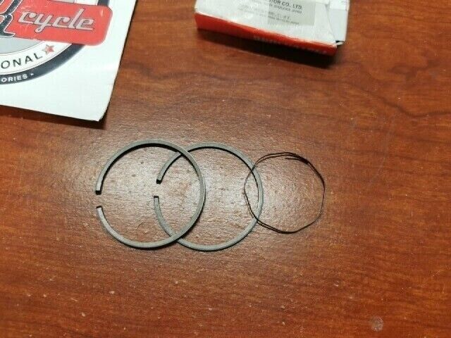 NOS Yamaha PW50 QT50 RD50 LC50 MJ50 PISTON RING SET (STD) 260-11601-03-00 Y105