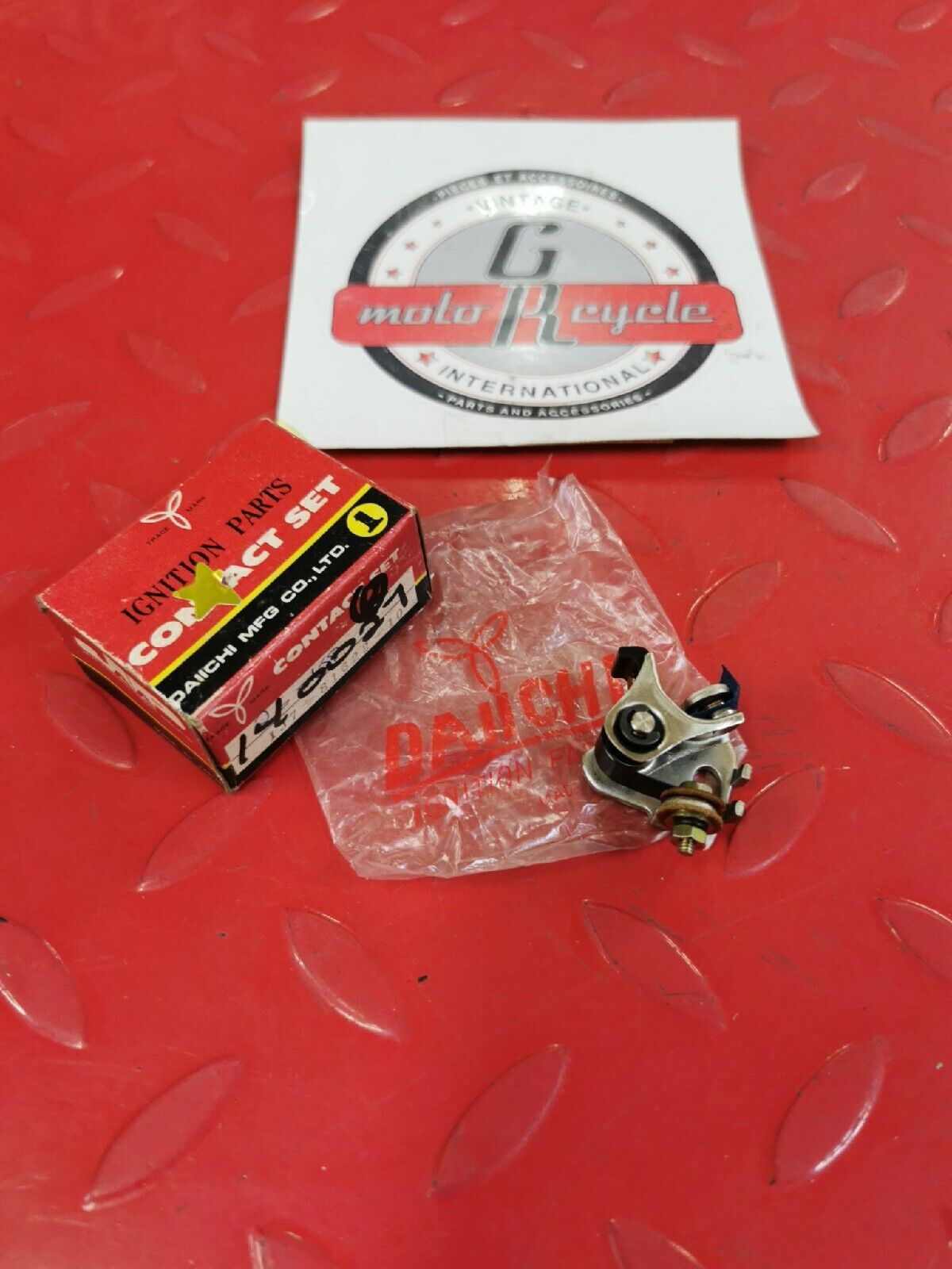 NOS Yamaha XS750 1977  IGNITION CONTACT POINTS  1J7-81622-10-00 J11