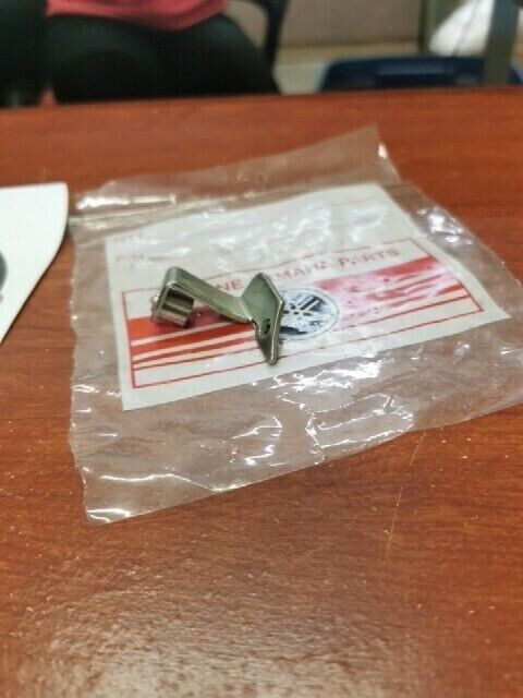 NOS Yamaha RIGHT THROTTLE BRACKET 256-14927-00-00 SUB 341-14927-00-00 Y154