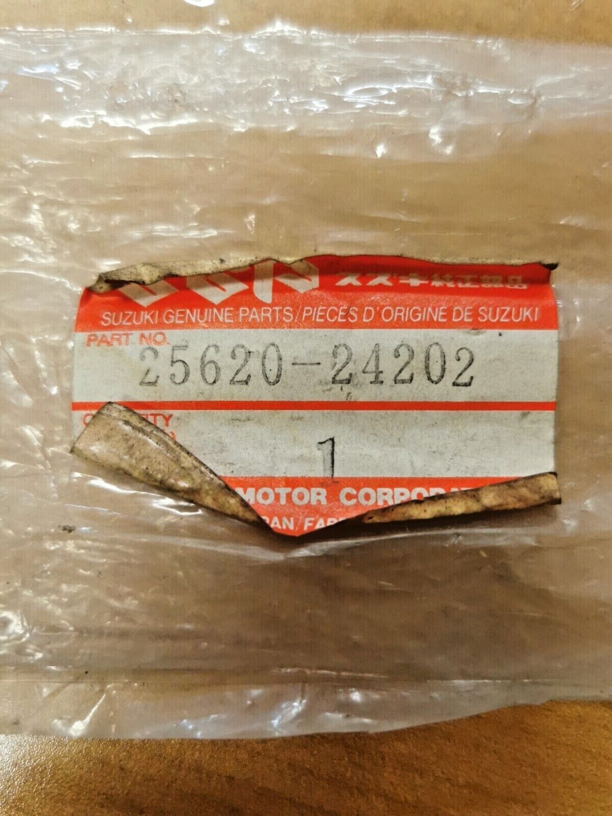 NOS SUZUKI LT185  LT125  AL50 1983 - 1987 LEVER  GEAR SHIFTING  25620-24202   S6