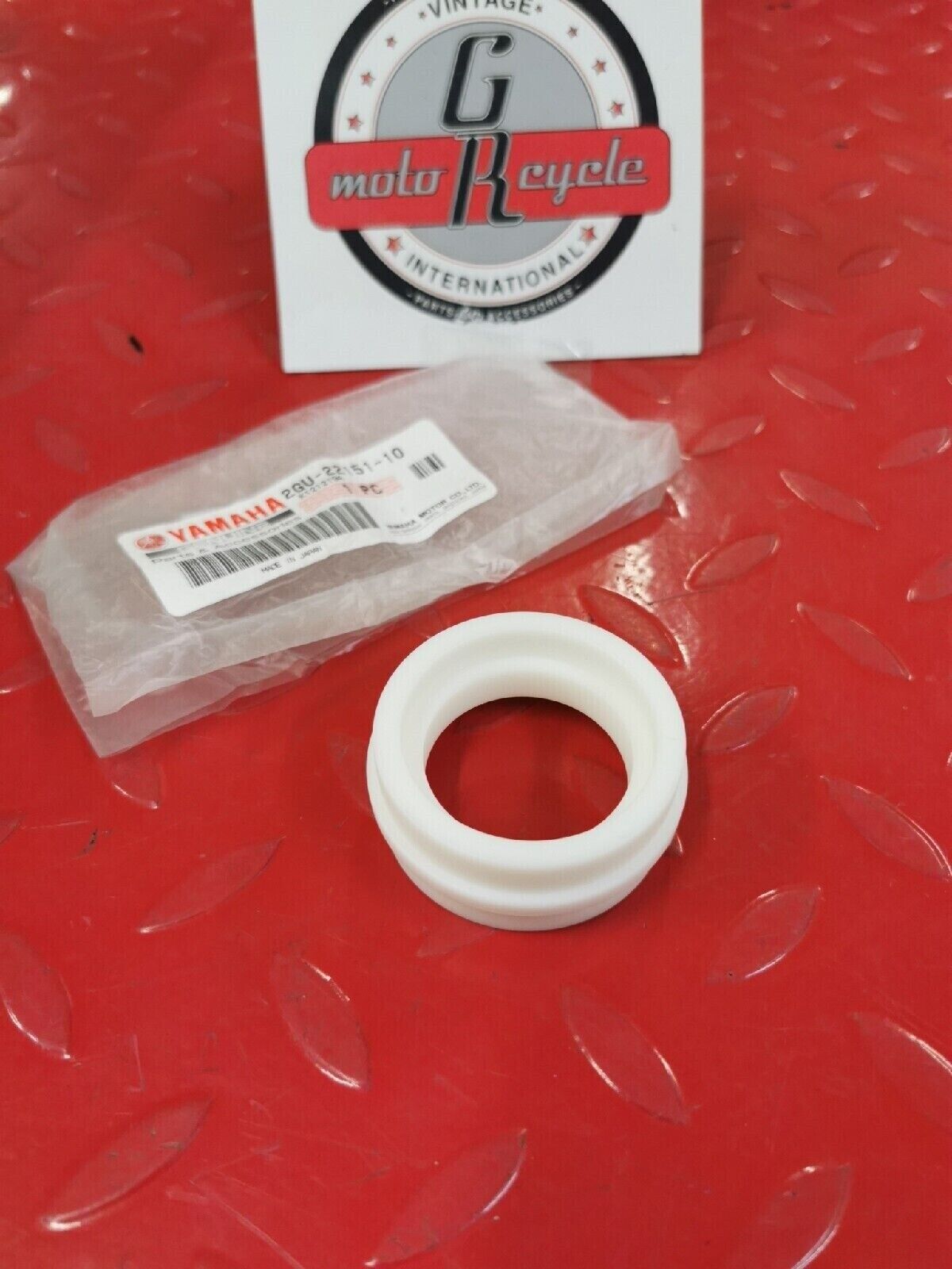NOS YAMAHA YFZ350 YFS200 1987 - 2006  GUARD SEAL 2GU-22151-10-00 Y50