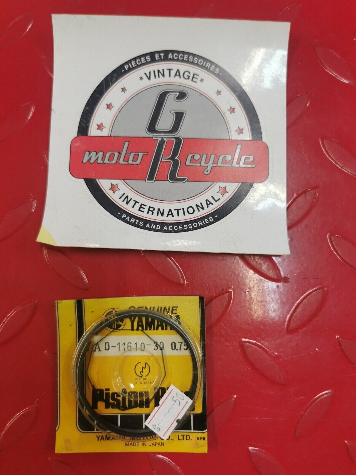 NOS YAMAHA RD250  PISTON RING SET (3RD O/S) 1A0-11610-30-00 Y27