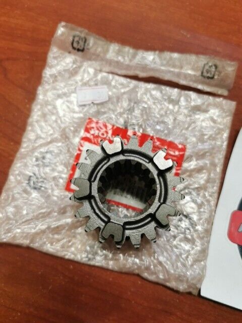 NOS Honda CBR900R MAINSHAFT THIRD FOURTH GEAR (20/20T) 23451-MCJ-000 H108