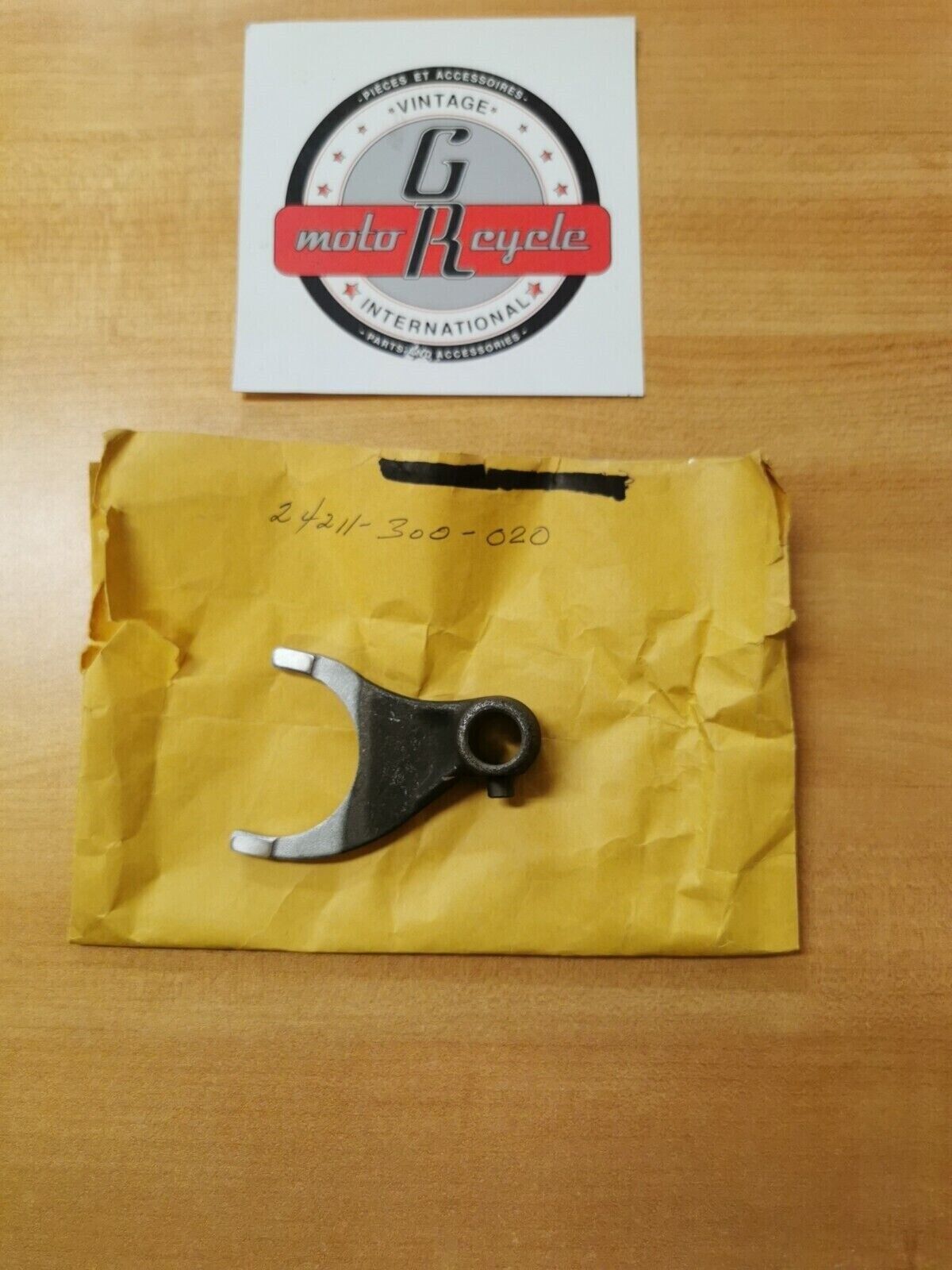 NOS HONDA CB750 FORK RIGHT GEARSHIFT 24211-300-020 H20