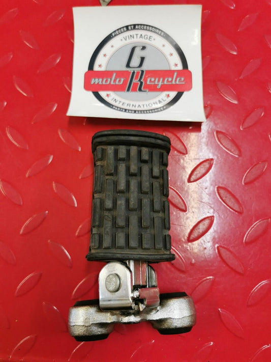 NOS Yamaha XVZ12 XVZ13 FRONT FOOTREST ASSY (RIGHT) 1NL-27420-01-93 Y19