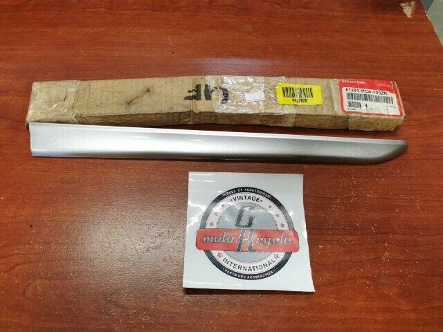 NOS Honda GL1800 RIGHT SADDLEBAG MOLDING 81281-MCA-000ZR H106