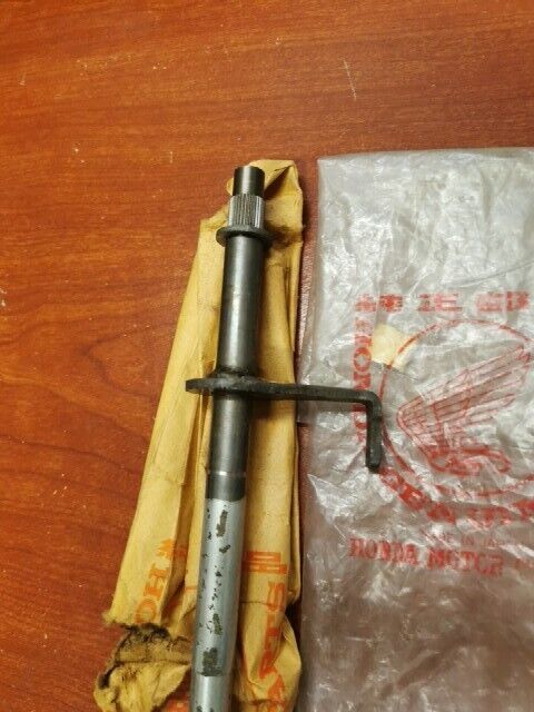 NOS Honda C100 C105 T CA100 CA105T GEARSHIFT SPINDLE 24610-001-080 H80