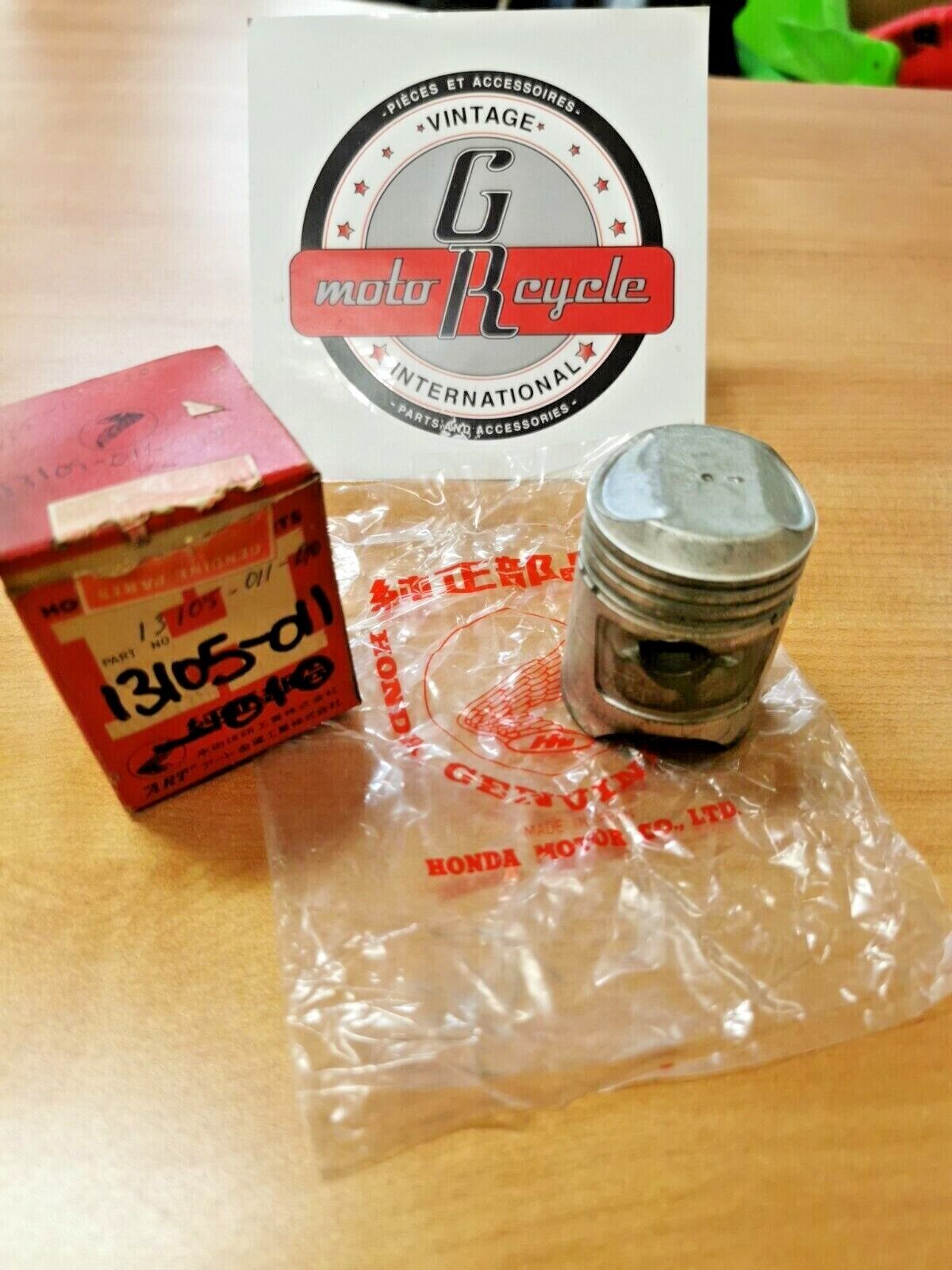 NOS HONDA  CA110  PISTON 1.00  13105-011-010  H22