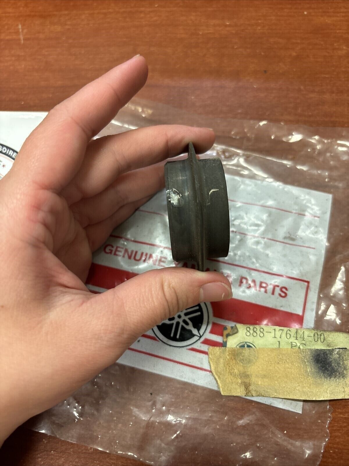 NOS Yamaha EX340 EX440 GPX338 GPX433 SPRING SEAT 888-17644-00-00 Y177