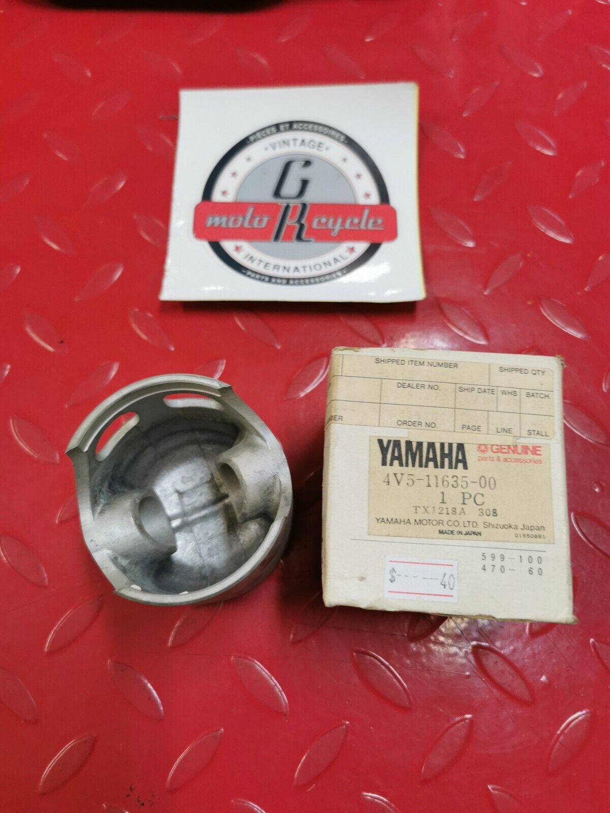 NOS YAMAHA IT250 1981 1982 PISTON 1 O/S 0.25  4V5-11635-00-00 Y32