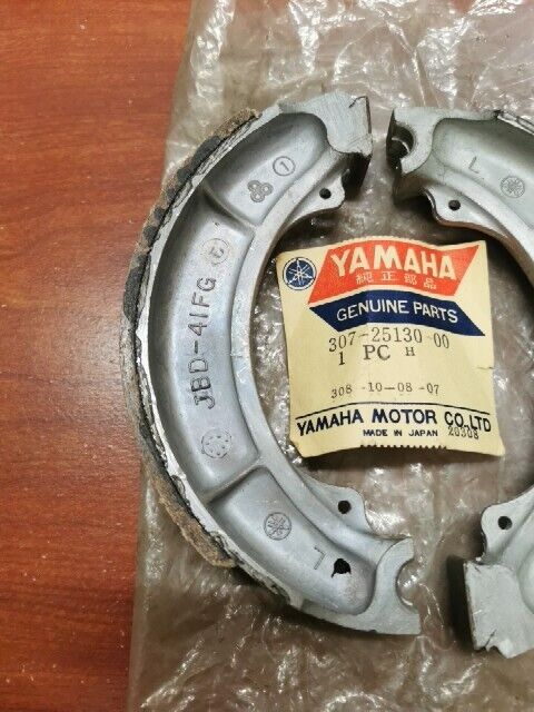 NOS Yamaha RD125 BRAKE SHOE KIT OF 2 307-25130-00 SUB 21L-W2535-00-00 Y125