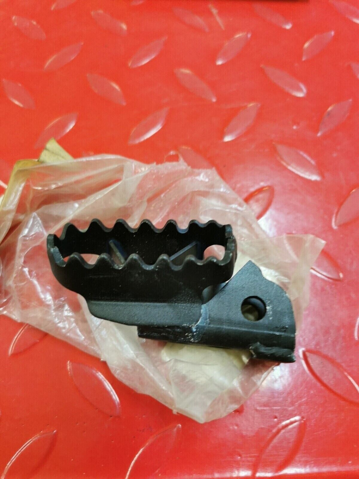 NOS Yamaha YZ125 YZ250 YZ490  FOOTREST 2 5X6-27421-00-00 Y26