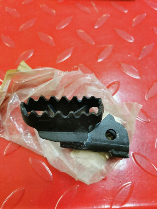NOS Yamaha YZ125 YZ250 YZ490  FOOTREST 2 5X6-27421-00-00 Y26