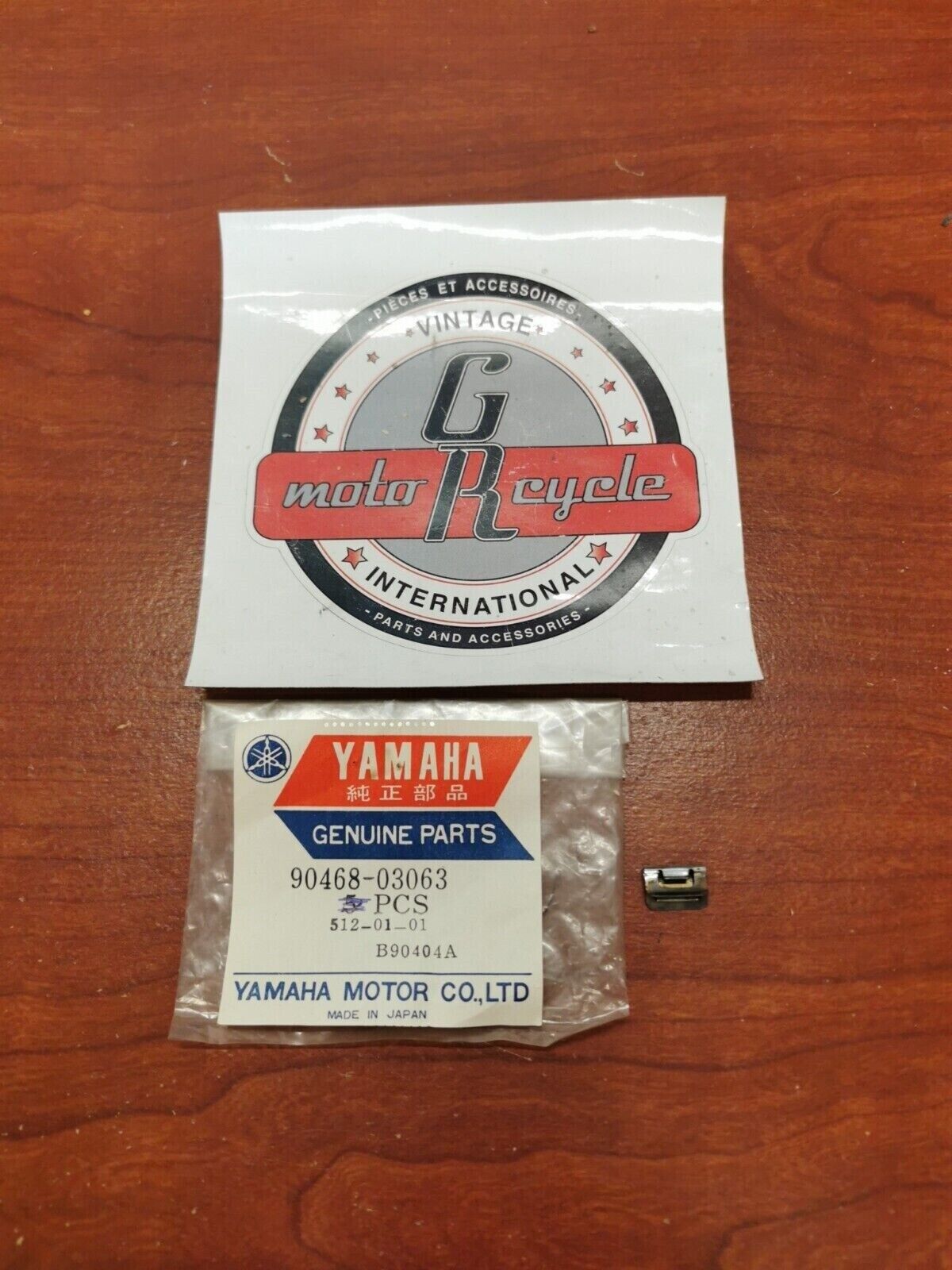 NOS YAMAHA SR500 XJ1100 XS1100 XS850 FUEL TANK CLIP 90468-03063-00 Y72