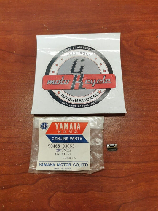 NOS YAMAHA SR500 XJ1100 XS1100 XS850 FUEL TANK CLIP 90468-03063-00 Y72