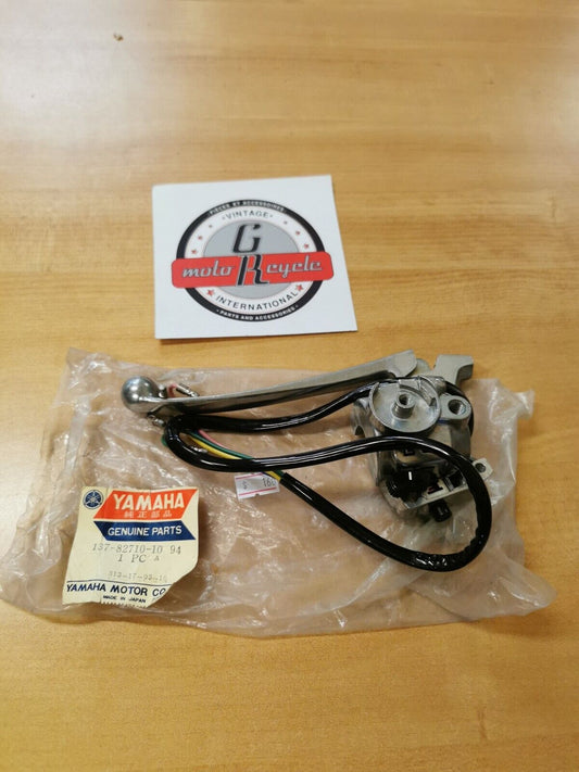 NOS YAMAHA LEVER HOLDER ASSEMBLY (L.H.) Superseded by 137-82710-11-94 Y38