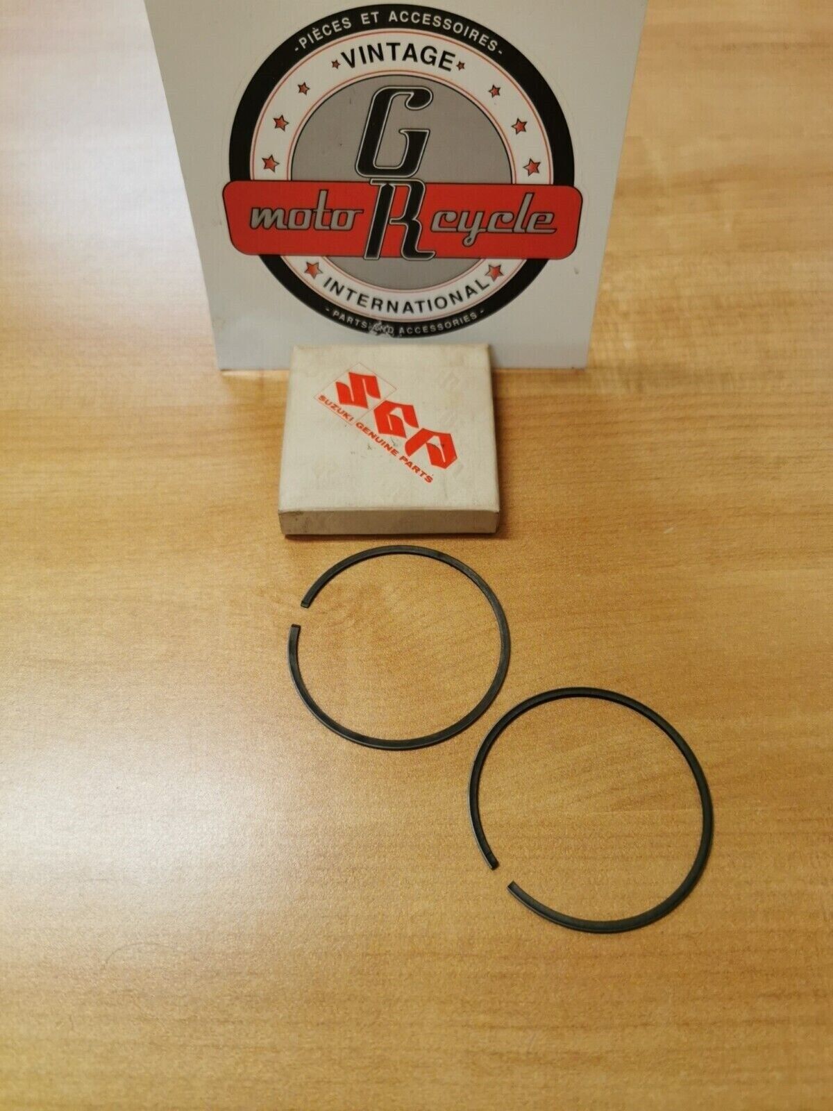 NOS SUZUKI  RM125  1975  PISTON RING  12140-41720  S8