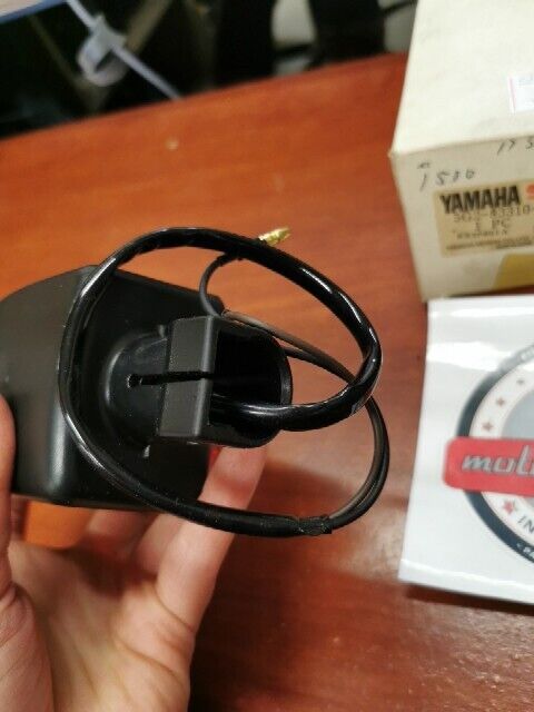 NOS Yamaha FJ1100 FJ600 XJ750R XZ550R FRONT FLASHER LIGHT 5G2-83310-70-00 Y115