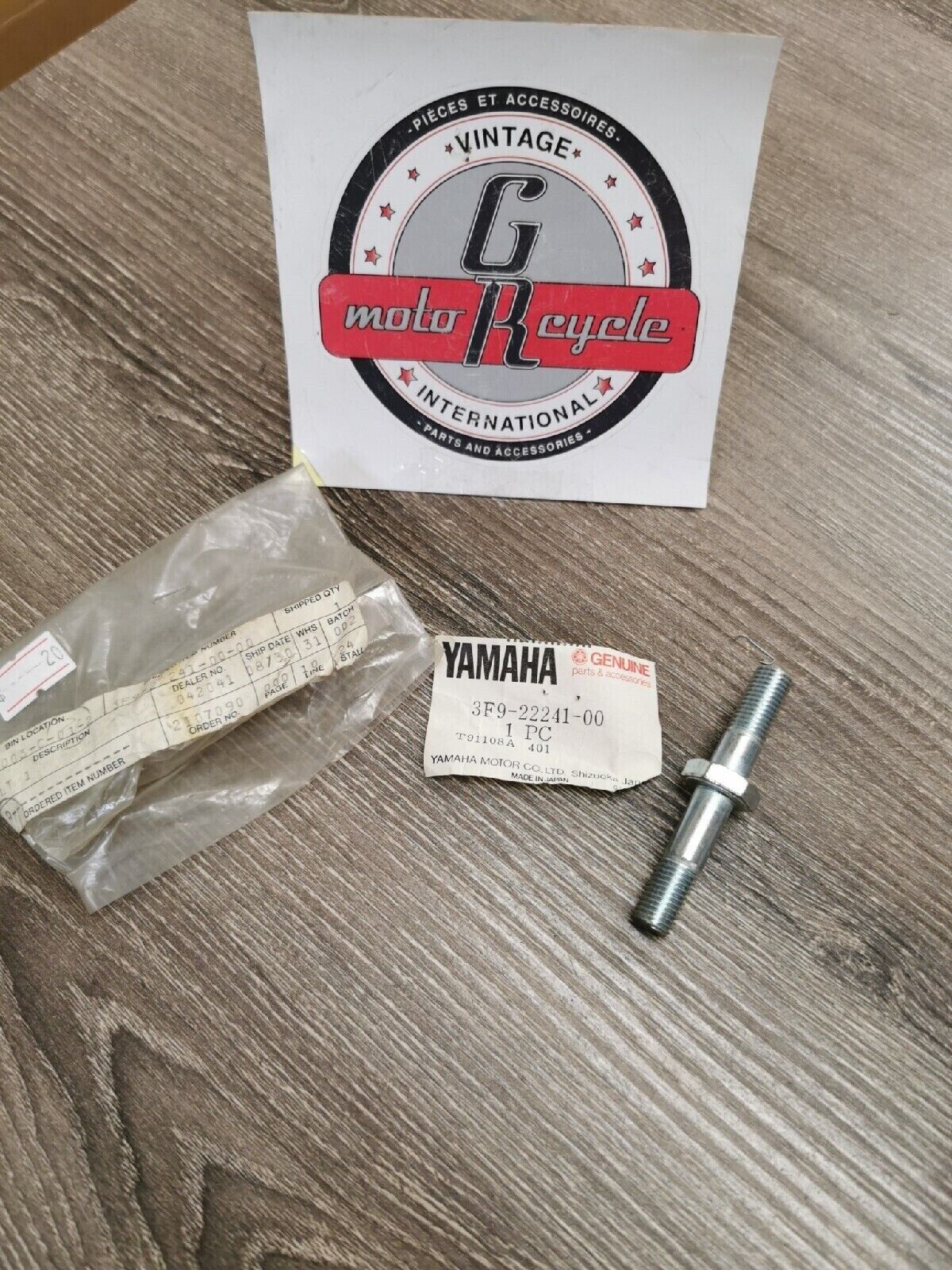 NOS YAMAHA   XS400 1980-1982  REAR ARM SUSPENSION BOLT  3F9-22241-00  Y56