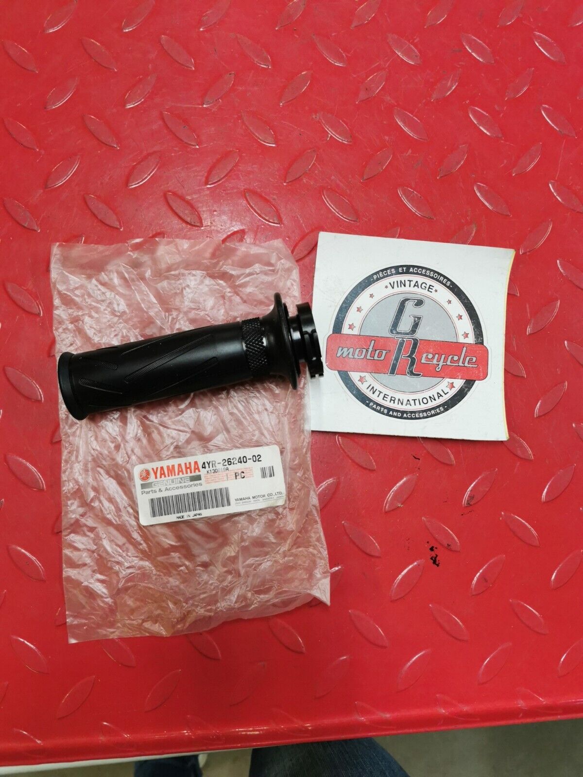 NOS Yamaha VMX17 FZ6R FZ1 FZR6 FZ09 FZ10 XSR900 MT10 GRIP 4YR-26240-02-00 Y41