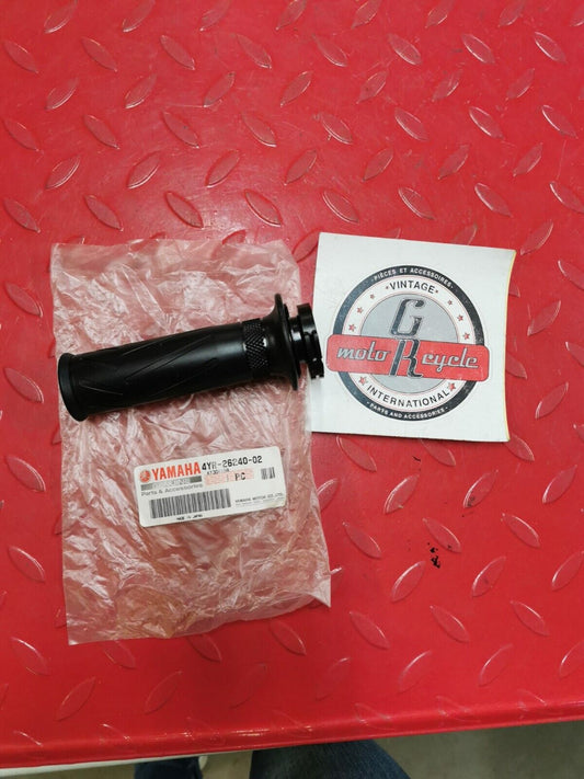 NOS Yamaha VMX17 FZ6R FZ1 FZR6 FZ09 FZ10 XSR900 MT10 GRIP 4YR-26240-02-00 Y41