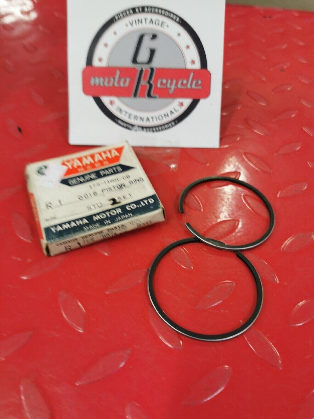 NOS YAMAHA YR1 YR2 1967 1968  PISTON RING SET  STD 168 11601 00  Y51
