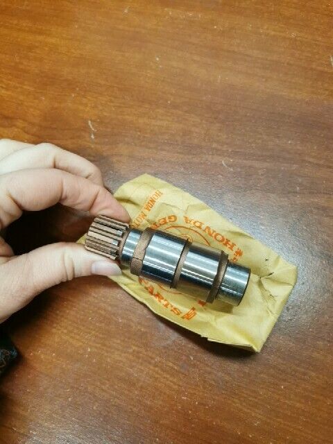 NOS Honda C72 C77 C78 CA72 CA77 LEFT CAMSHAFT 14121-259-020 H93