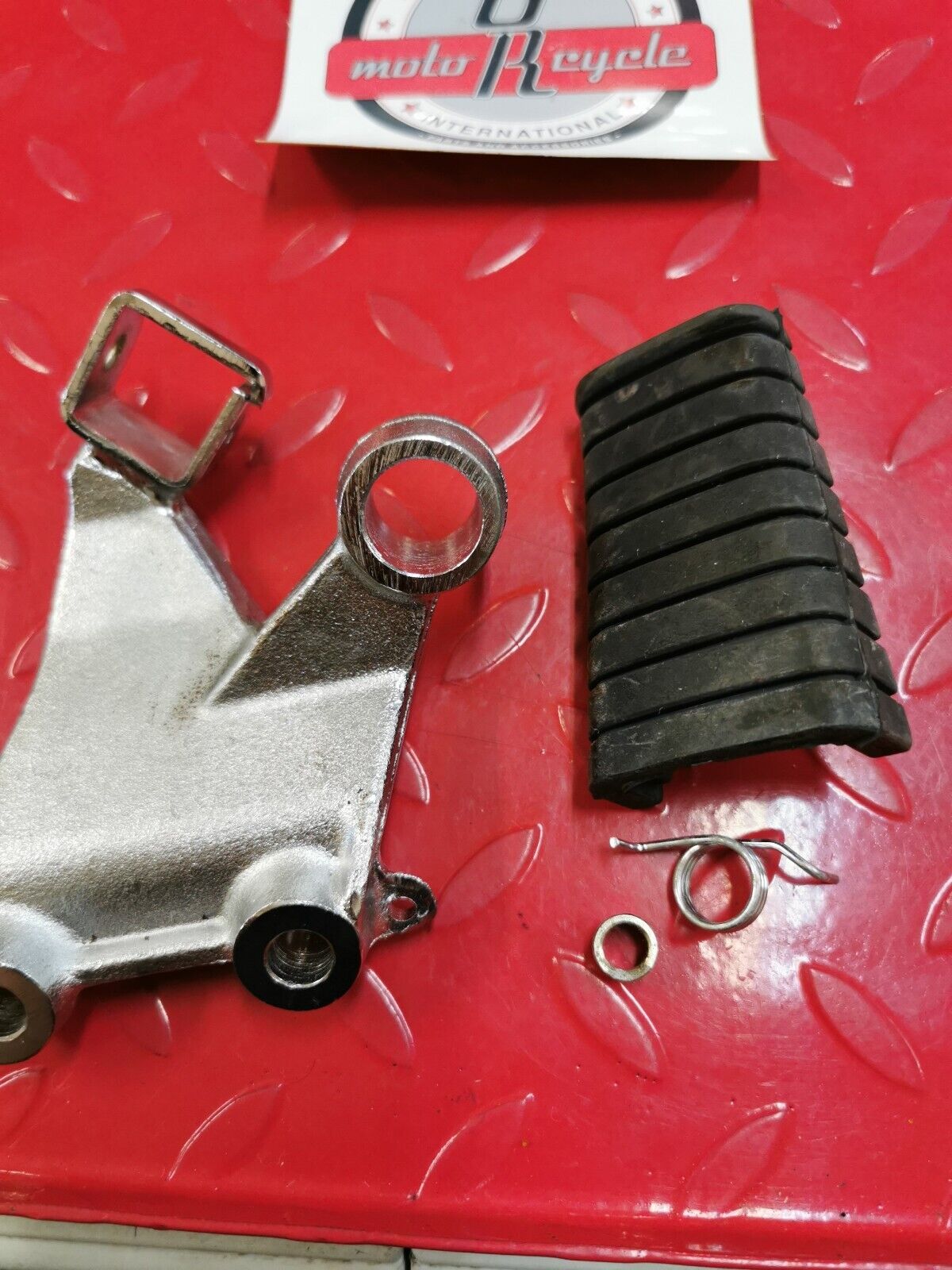 NOS Yamaha V-MAX1200 1986 - 1991 FRONT FOOTREST ASSY (RIGHT) 1UT-27420-00-93 Y19