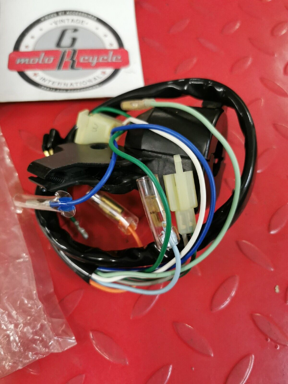 NOS HONDA CM250C CM125C 1982 - 1983  SW ASSY WINKER 35200-KB4-671 H39