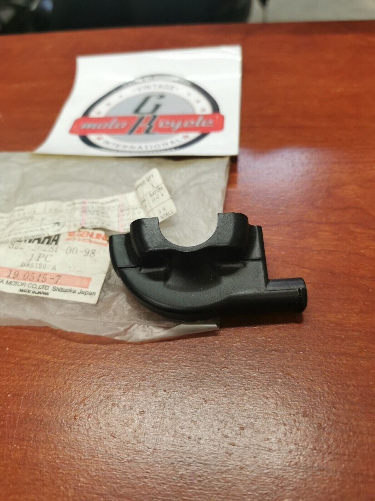 NOS Yamaha YZ100 YZ125 RT2 MX125 MX175 MX360 GRIP UPPER CAP 322-26281-00-98 Y87