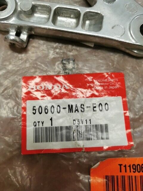 NOS Honda 1998 - 1999 CBR900RR RIGHT MAIN STEP HOLDER 50600-MAS-E00 H108